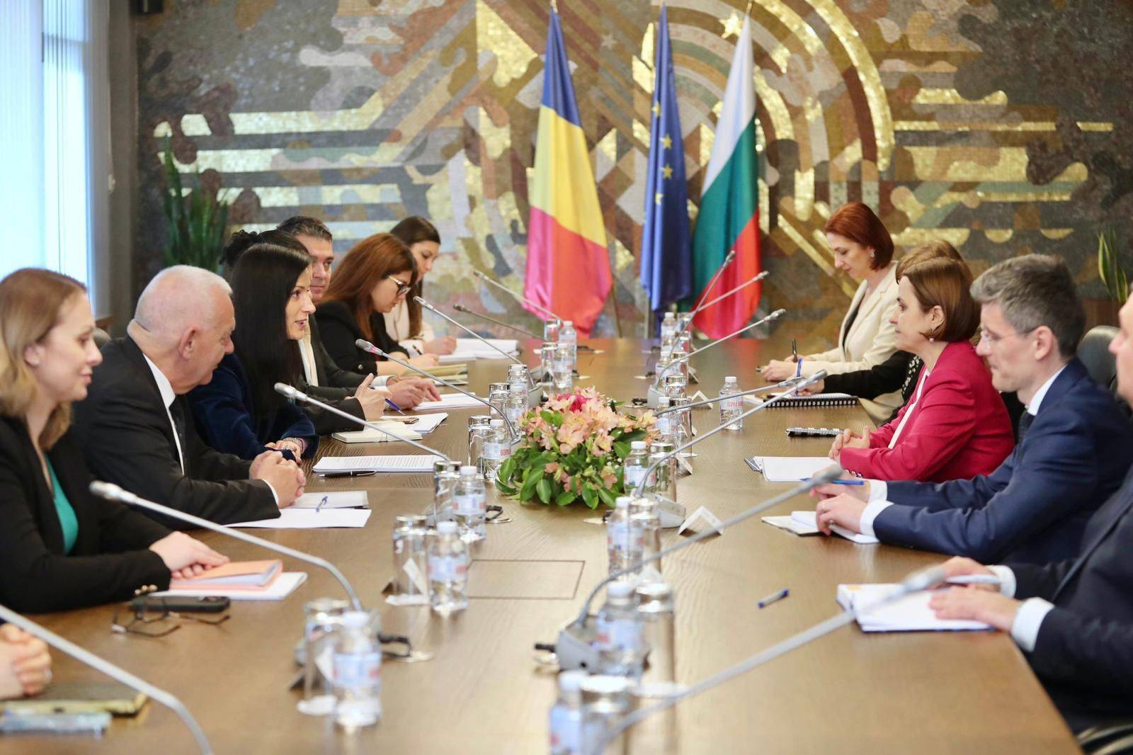 Мария Габриел и министърът на външните работи на Румъния Луминица Одобеску